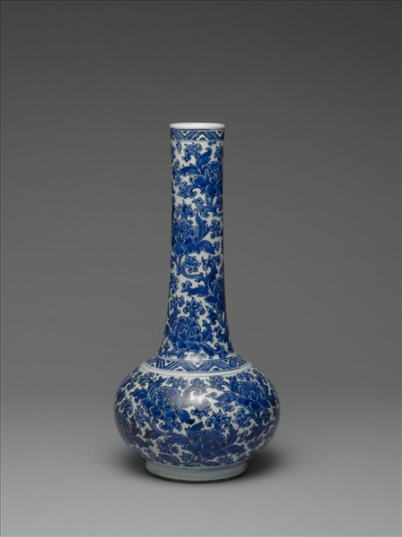 青花牡丹紋長頸瓶