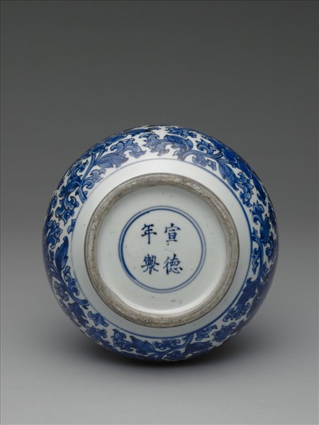 青花牡丹紋長頸瓶