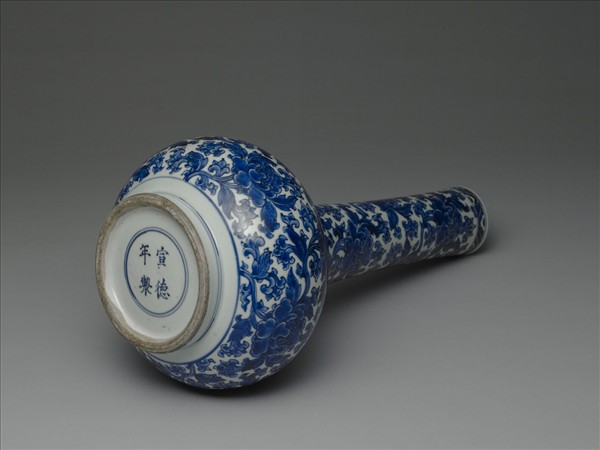 青花牡丹紋長頸瓶