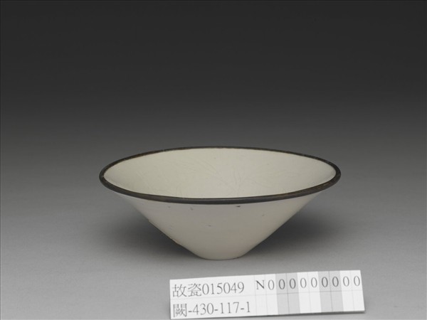 定窯 白釉劃花牡丹紋碗