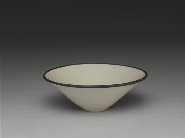 定窯 白釉劃花牡丹紋碗