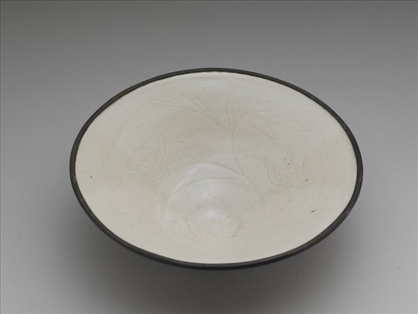 定窯 白釉劃花牡丹紋碗