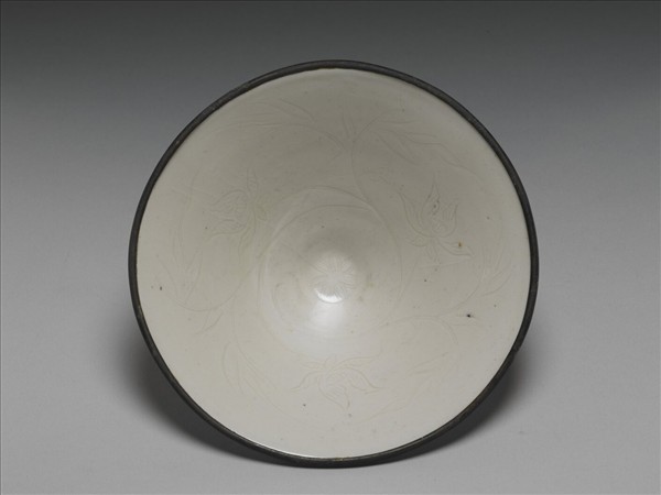 定窯 白釉劃花牡丹紋碗