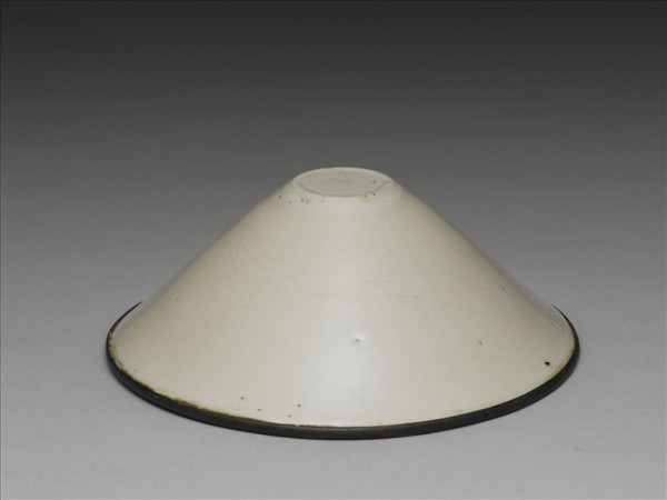 定窯 白釉劃花牡丹紋碗