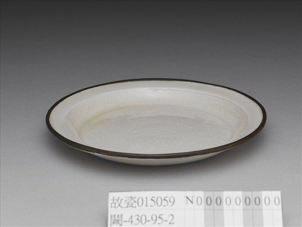 定窯 白釉劃花雙鳧紋盤