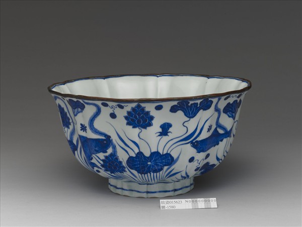 青花魚藻紋牡丹花式碗