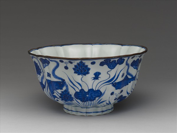 青花魚藻紋牡丹花式碗