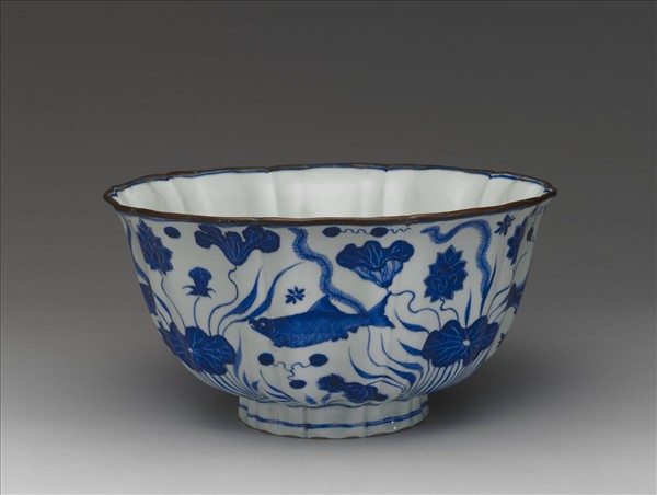 青花魚藻紋牡丹花式碗