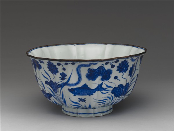 青花魚藻紋牡丹花式碗