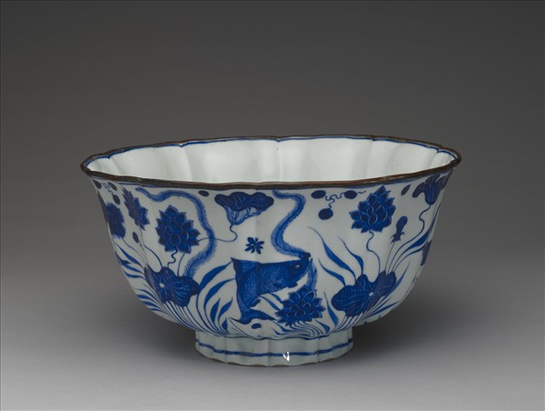 青花魚藻紋牡丹花式碗