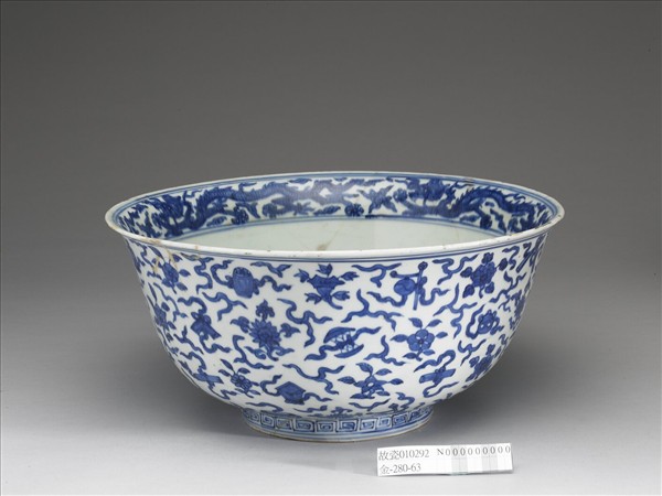 青花八寶龍紋碗