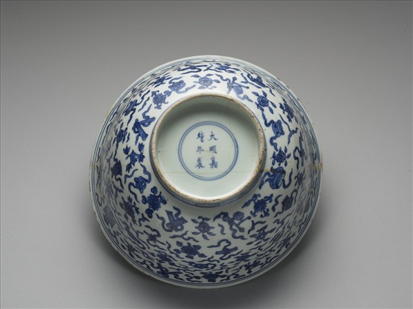 青花八寶龍紋碗