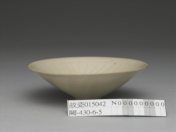 定窯 旋紋笠式盞