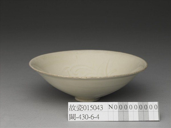 定窯 白釉劃花蓮紋碗