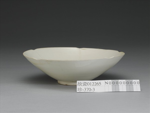 邢窯系 白瓷花口碗