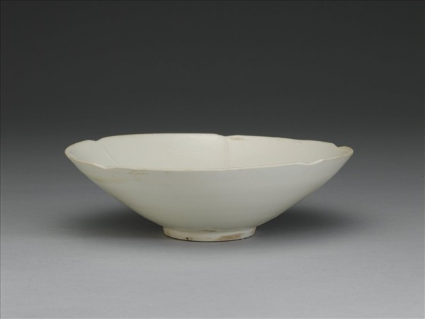 邢窯系 白瓷花口碗