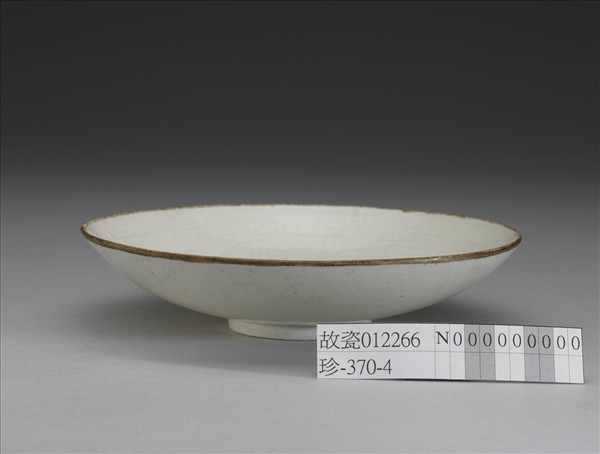 景德鎮窯 白瓷印花石榴梅月圖碗