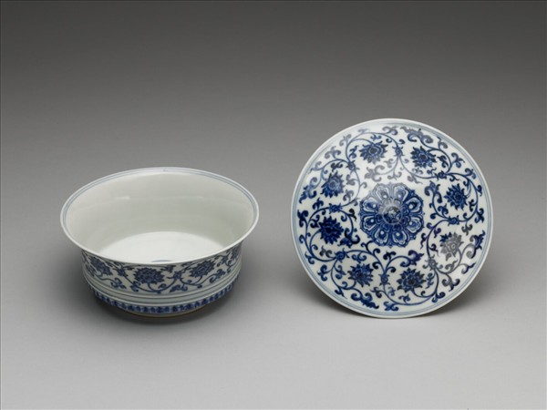 青花纏枝番蓮紋蓋碗