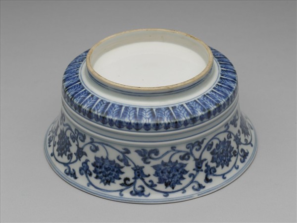 青花纏枝番蓮紋蓋碗