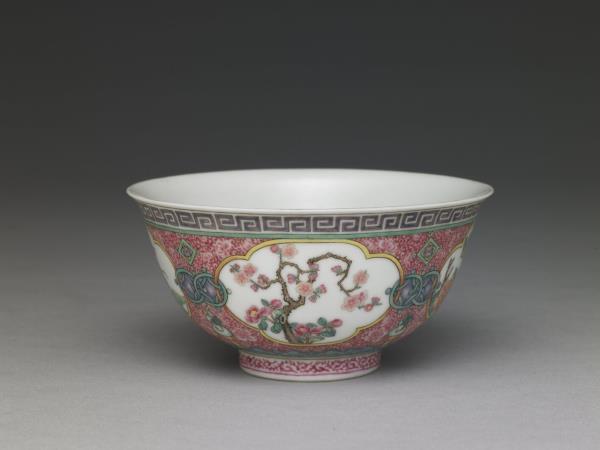 琺瑯彩四季花卉紋碗