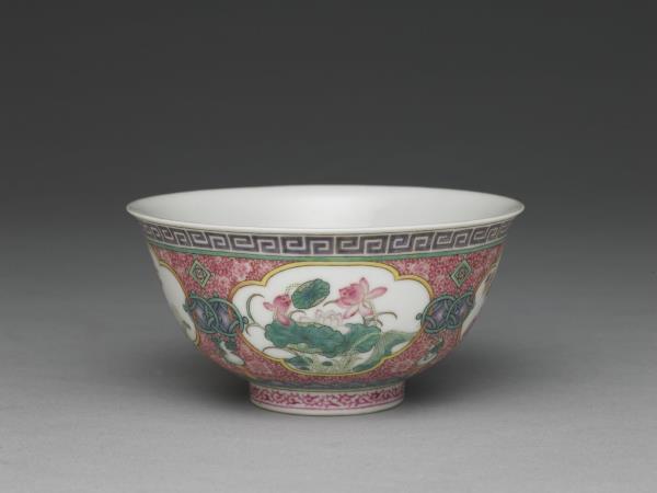 琺瑯彩四季花卉紋碗