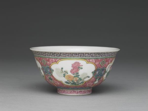 琺瑯彩四季花卉紋碗