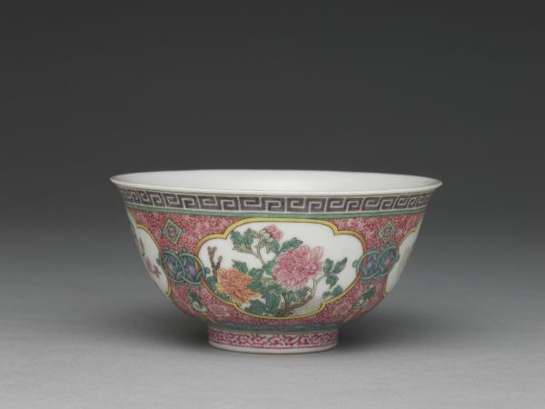 琺瑯彩四季花卉紋碗