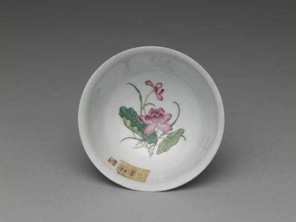 琺瑯彩四季花卉紋碗