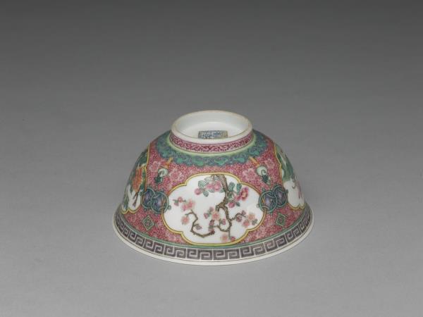 琺瑯彩四季花卉紋碗