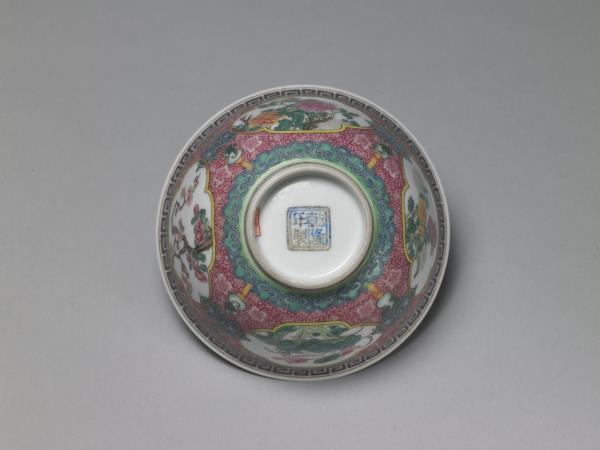 琺瑯彩四季花卉紋碗