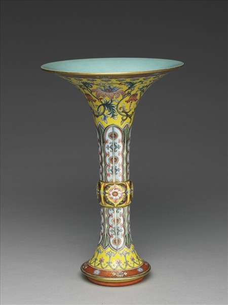 琺瑯彩黃地番蓮蕉葉紋觚