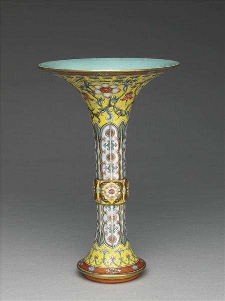 琺瑯彩黃地番蓮蕉葉紋觚