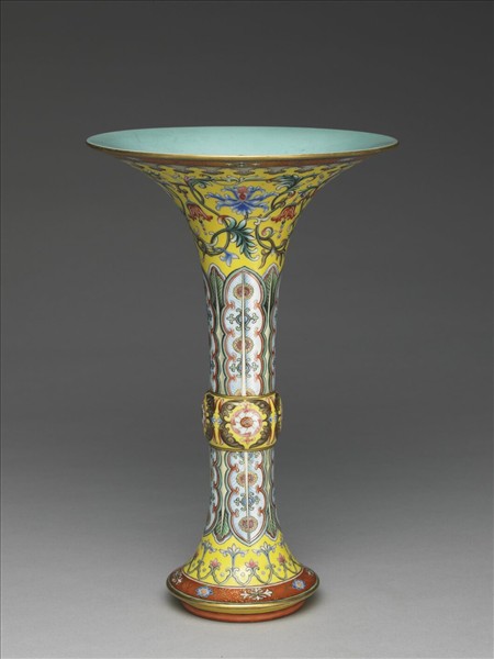 琺瑯彩黃地番蓮蕉葉紋觚