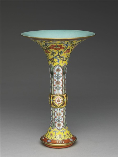 琺瑯彩黃地番蓮蕉葉紋觚