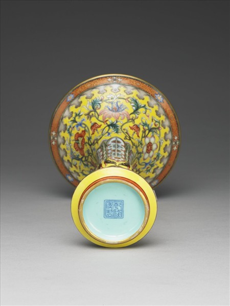 琺瑯彩黃地番蓮蕉葉紋觚