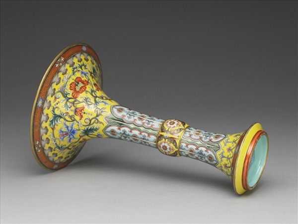 琺瑯彩黃地番蓮蕉葉紋觚