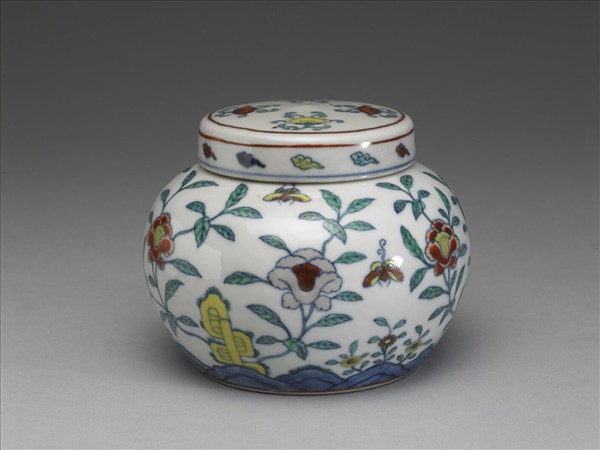 鬥彩花蝶紋蓋罐