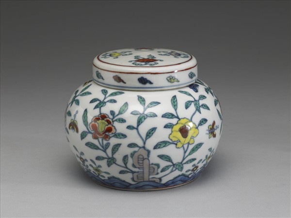 鬥彩花蝶紋蓋罐