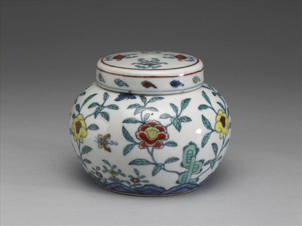 鬥彩花蝶紋蓋罐