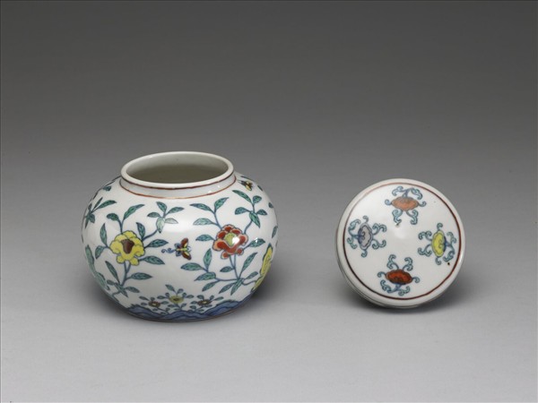 鬥彩花蝶紋蓋罐