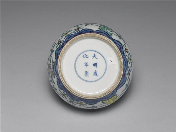 鬥彩花蝶紋蓋罐