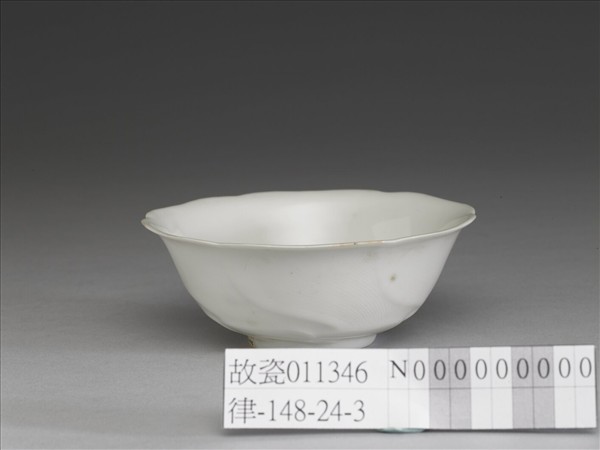 甜白釉葵花式碗