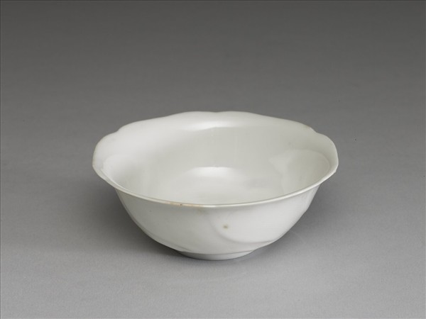 甜白釉葵花式碗