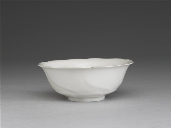 甜白釉葵花式碗