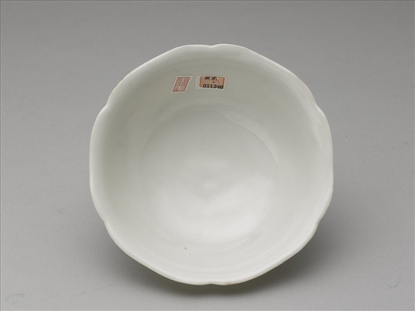 甜白釉葵花式碗