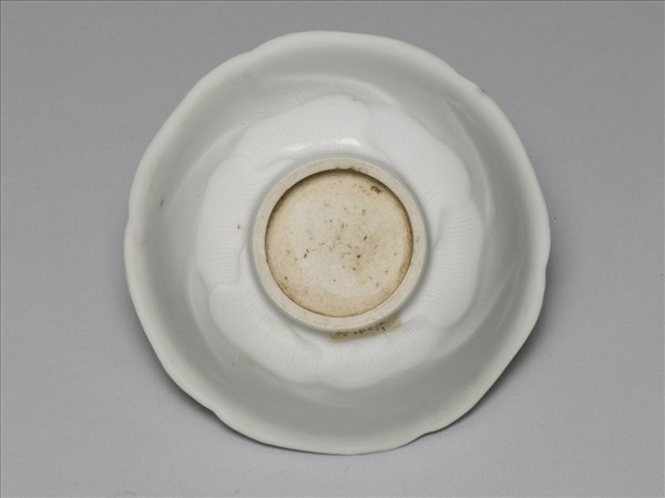 甜白釉葵花式碗