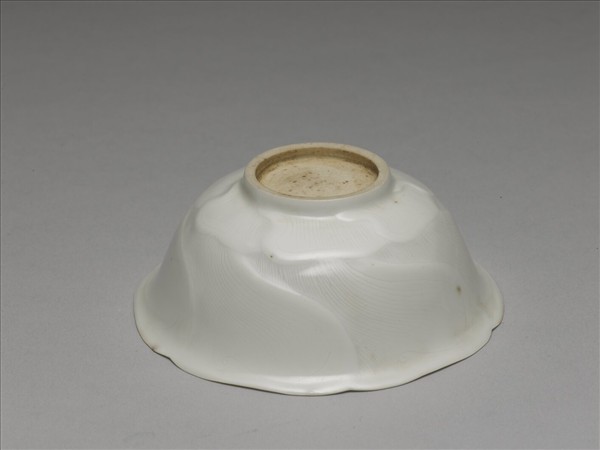 甜白釉葵花式碗