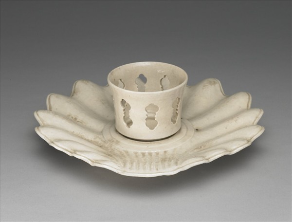 白釉蚌式盞托