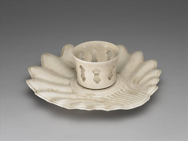 白釉蚌式盞托