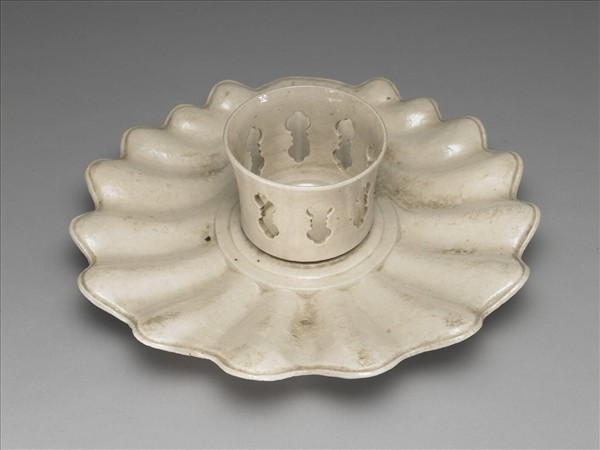 白釉蚌式盞托